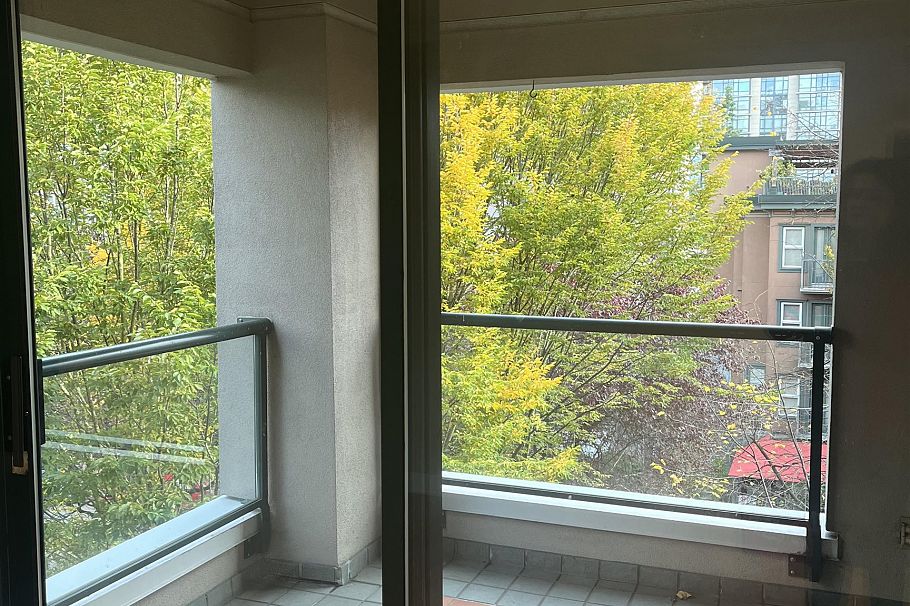 402 1818 Robson Street Vancouver, BC - 4