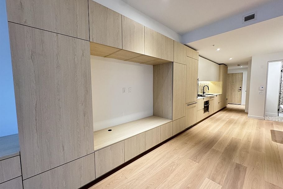 319 471 E Broadway Vancouver, BC - 2