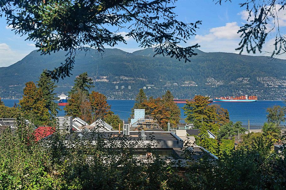 4523 W 1st Avenue Vancouver, BC - 5