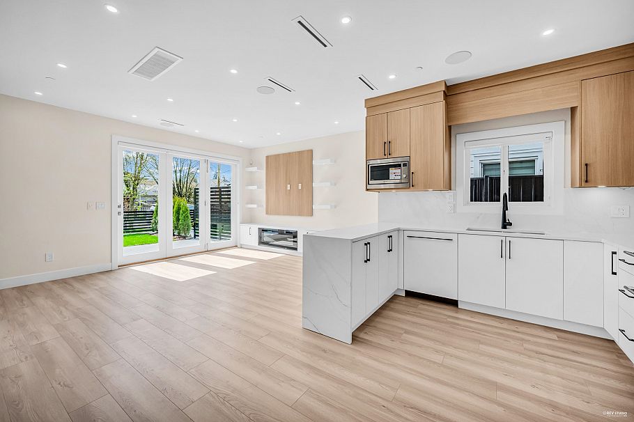 2371 Adanac Street Vancouver, BC - 8