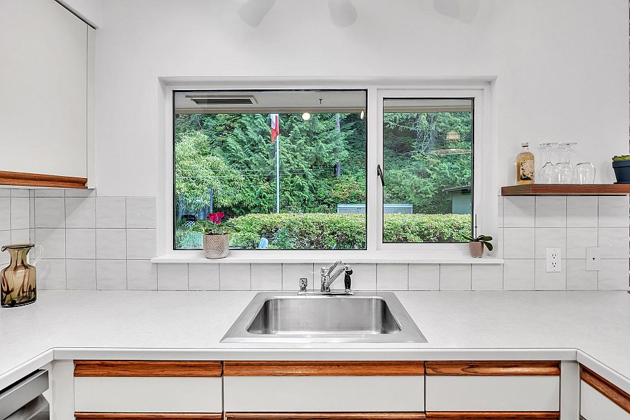 1372 Riverside Drive North Vancouver, BC - 11