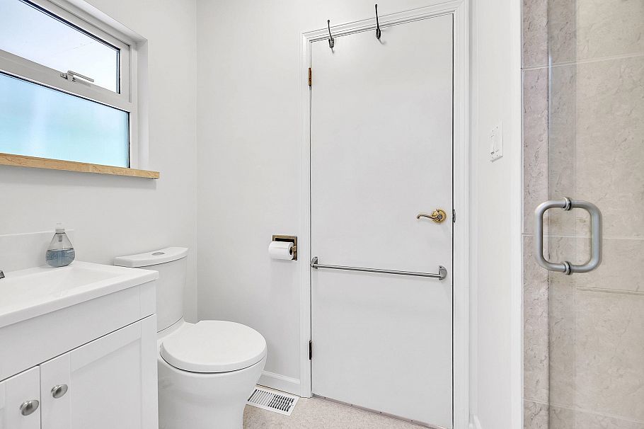 1372 Riverside Drive North Vancouver, BC - 25