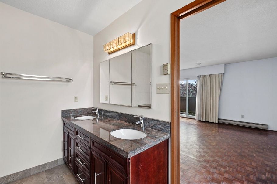 2676 W 33rd Avenue Vancouver, BC - 25