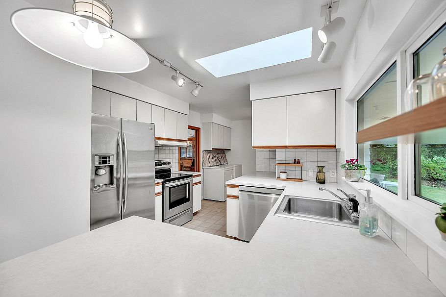 1372 Riverside Drive North Vancouver, BC - 12