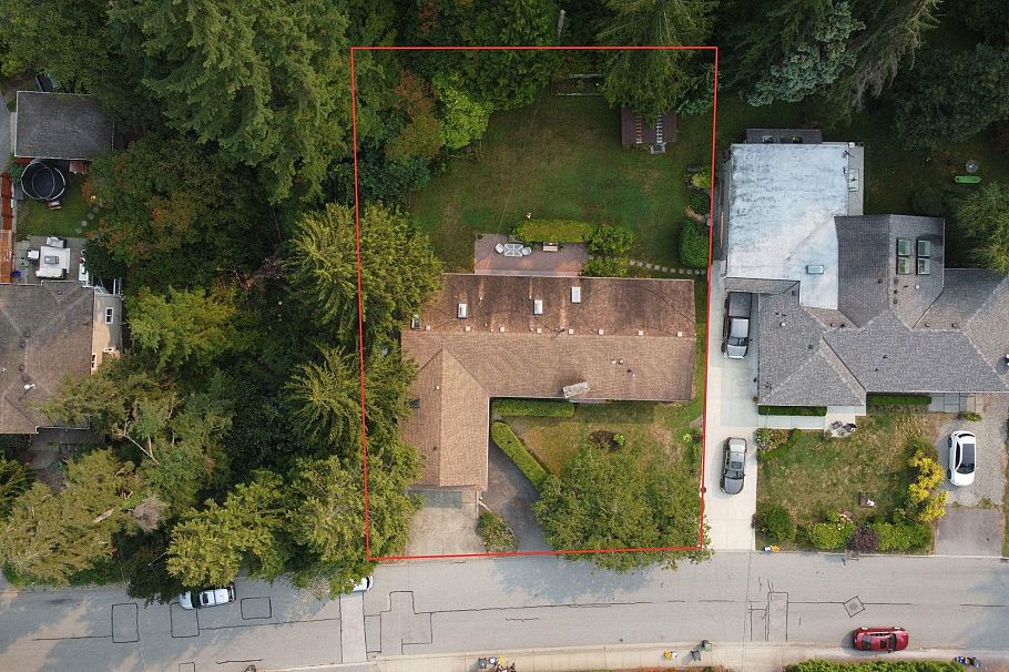 1372 Riverside Drive North Vancouver, BC - 33