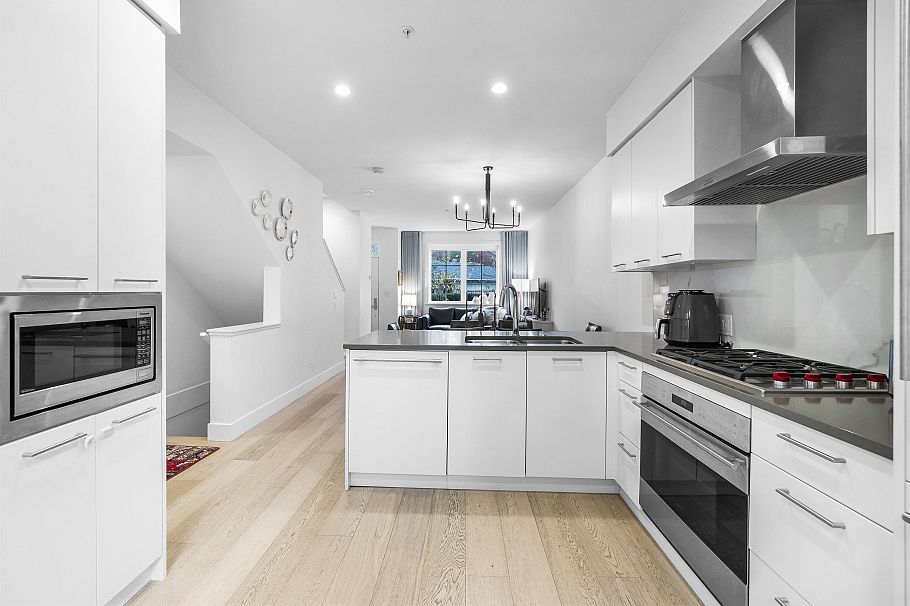 5 1133 Ridgewood Drive North Vancouver, BC - 18