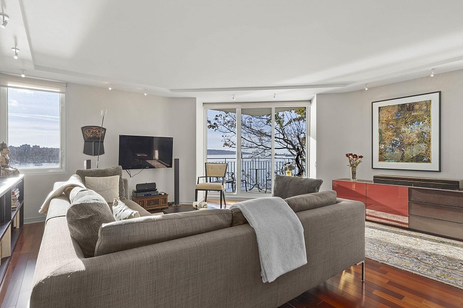 402 1575 Beach Avenue Vancouver, BC - 3