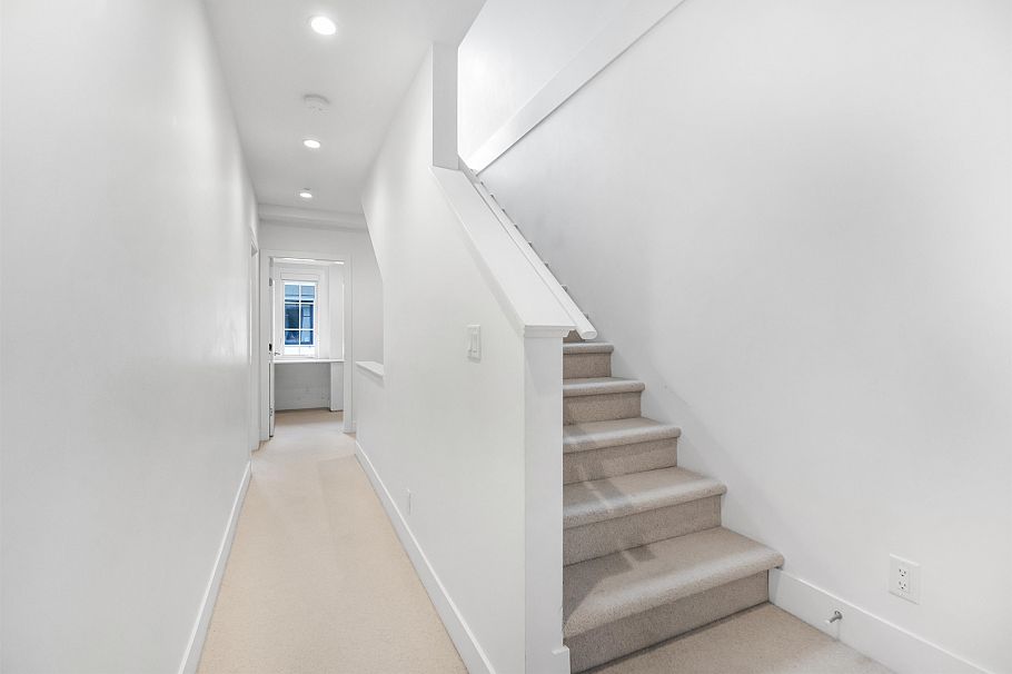 5 1133 Ridgewood Drive North Vancouver, BC - 28