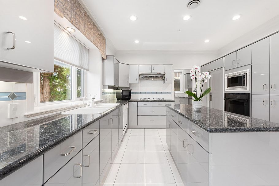 1363 W 51 Avenue Vancouver, BC - 12