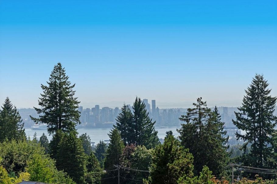 284 Sandringham Crescent North Vancouver, BC - 30