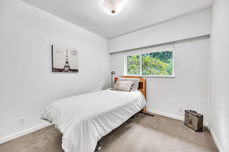 1372 Riverside Drive North Vancouver, BC - 23