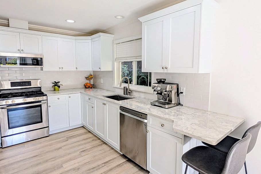 1 252 W 13th Street North Vancouver, BC - 9