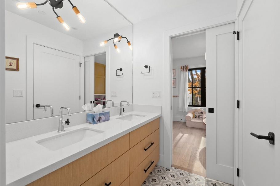 3363 W 15th Avenue Vancouver, BC - 29