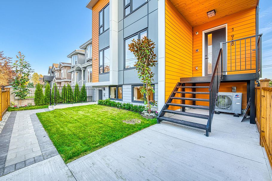 1 968 E 55th Avenue Vancouver, BC - 2