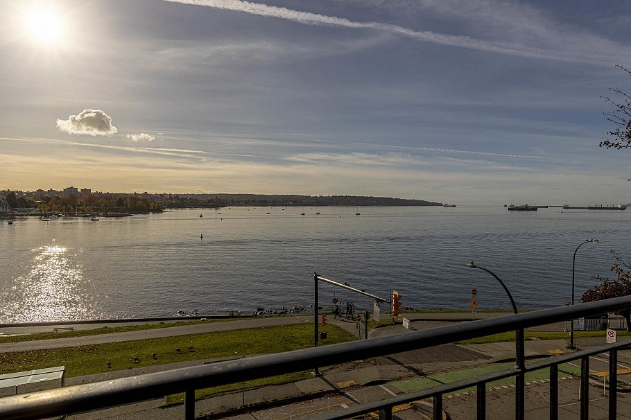 402 1575 Beach Avenue Vancouver, BC - 9