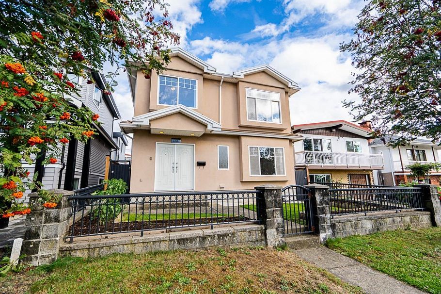 2887 E Georgia Street Vancouver, BC - 2