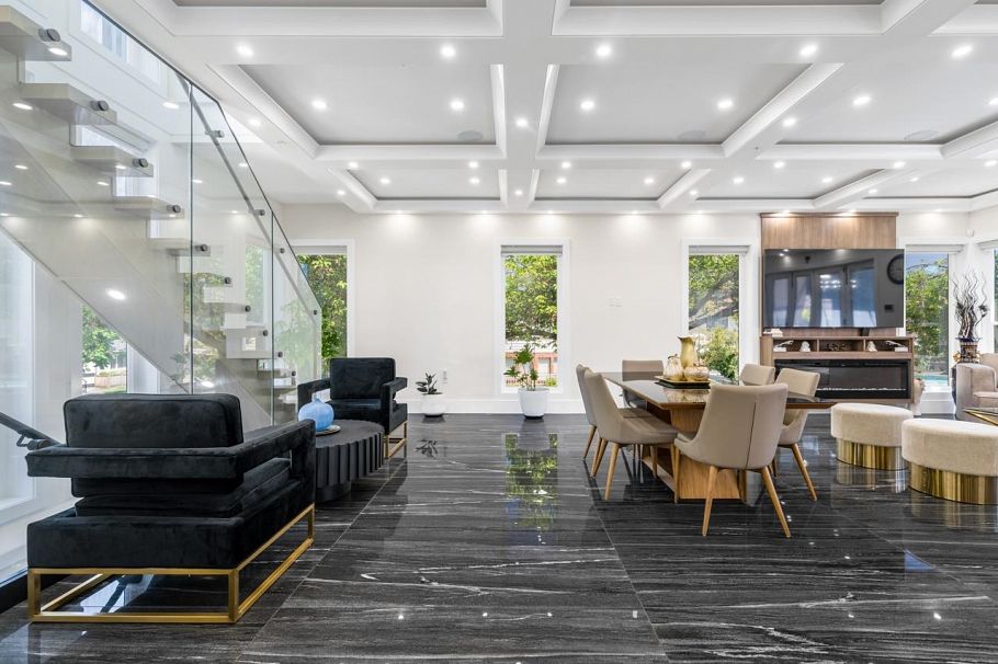 2798 E 43rd Avenue Vancouver, BC - 1