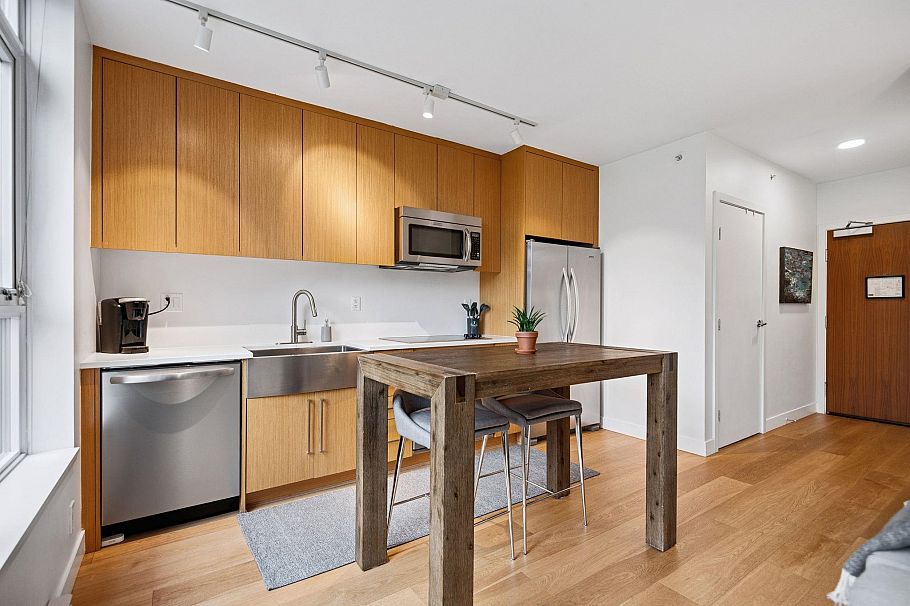 365 250 E 6th Avenue Vancouver, BC - 4