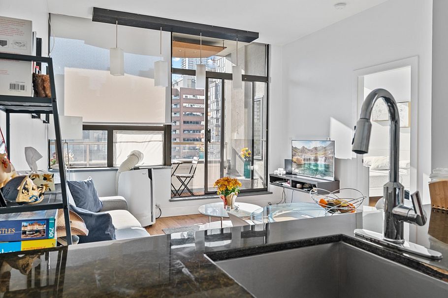 910 1010 Howe Street Vancouver, BC - 18