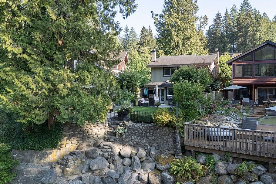 849 Riverside Drive North Vancouver, BC - 32