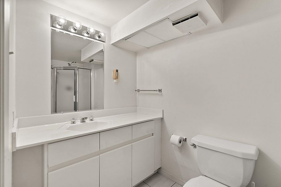 1537 W 40th Avenue Vancouver, BC - 38