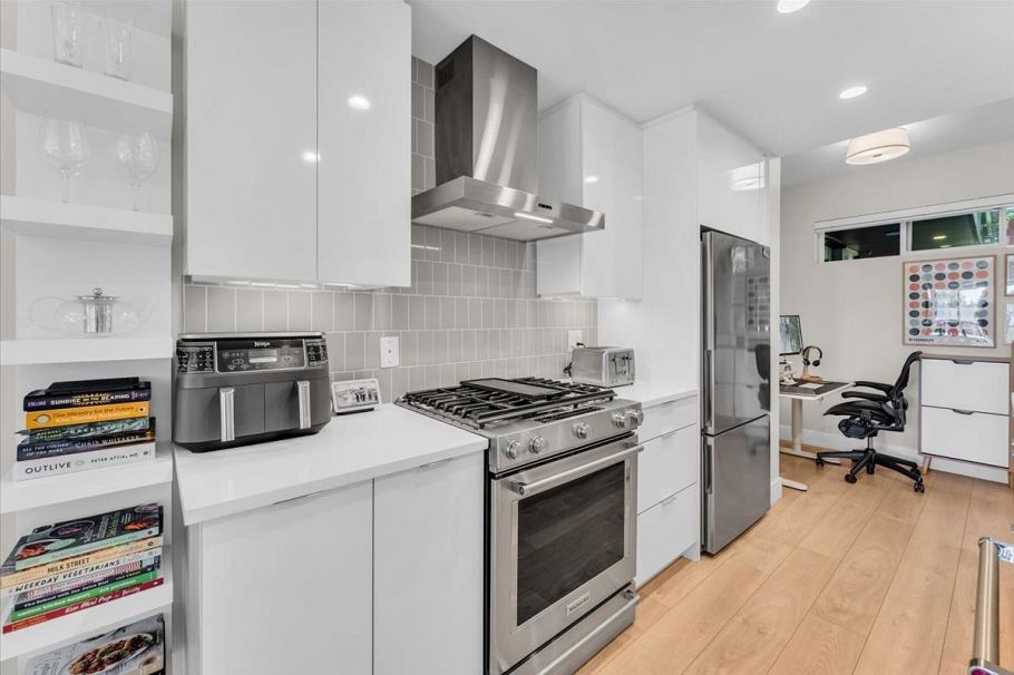 211 1496 Charlotte Road North Vancouver, BC - 14