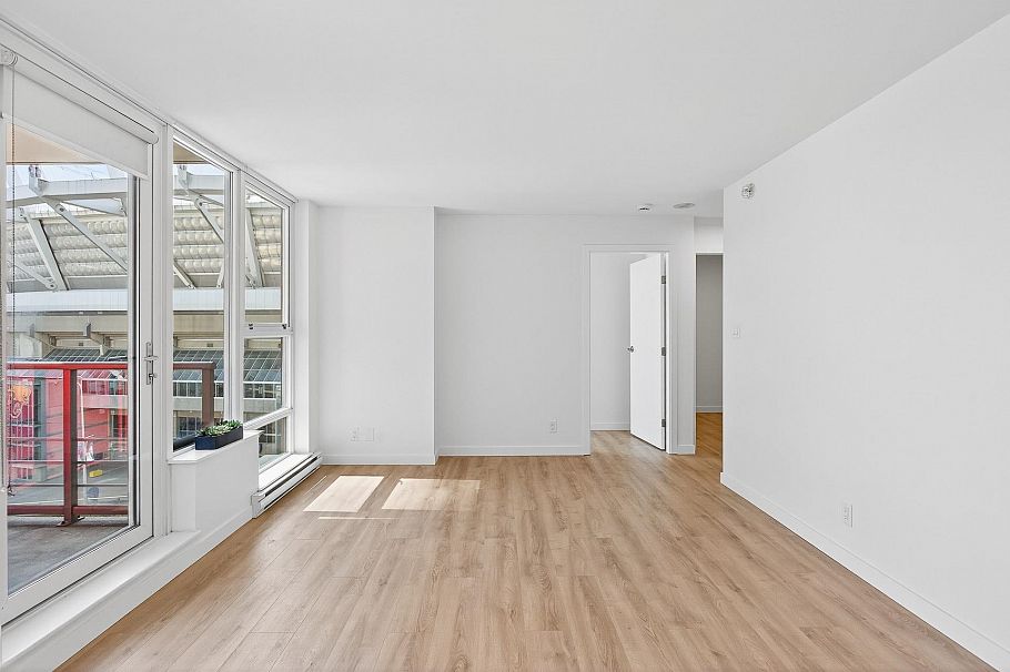 609 111 W Georgia Street Vancouver, BC - 4