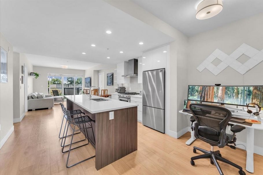 211 1496 Charlotte Road North Vancouver, BC - 2