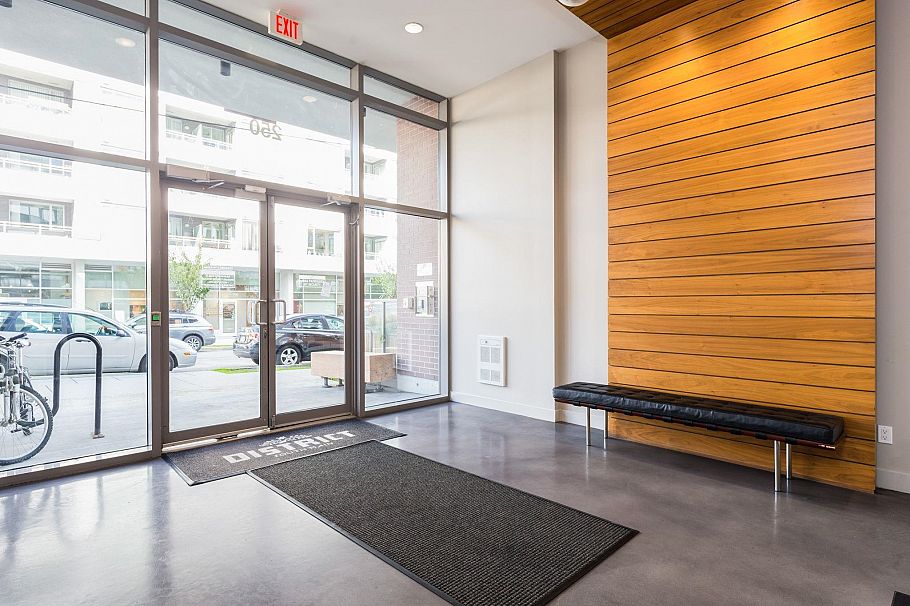 365 250 E 6th Avenue Vancouver, BC - 2