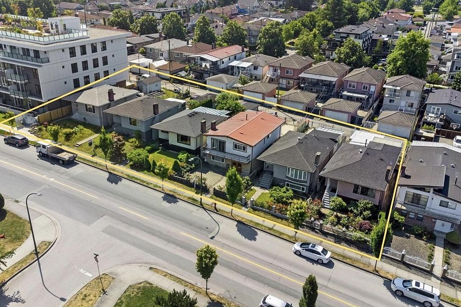 2366 E 33rd Avenue Vancouver, BC - 1