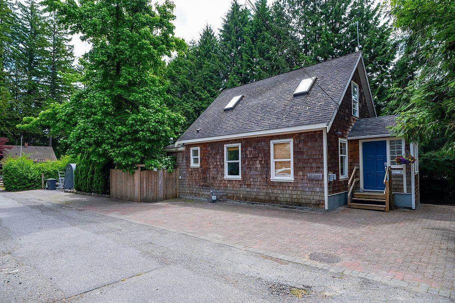 1075 Gladwin Drive North Vancouver, BC - 1