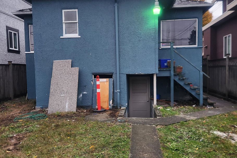 266 E 49th Avenue Vancouver, BC - 2