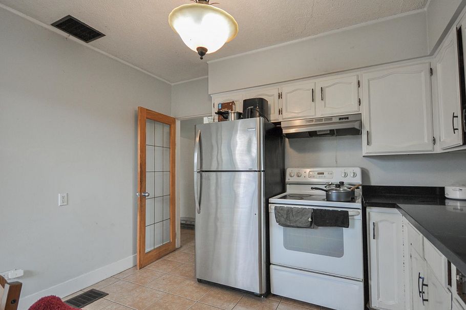 1342 E 24th Avenue Vancouver, BC - 7