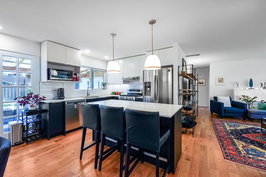 1287 W 15th Street North Vancouver, BC - 12