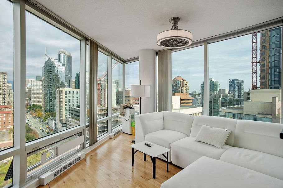 1702 1003 Burnaby Street Vancouver, BC - 1