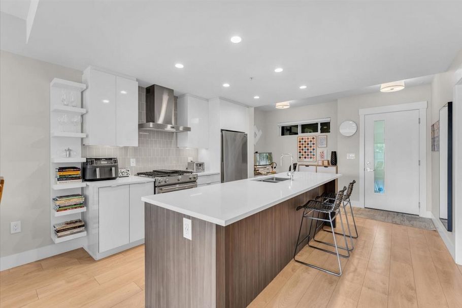 211 1496 Charlotte Road North Vancouver, BC - 12