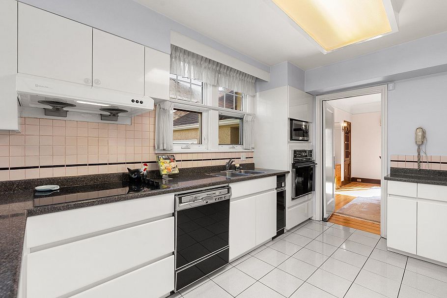 1537 W 40th Avenue Vancouver, BC - 16