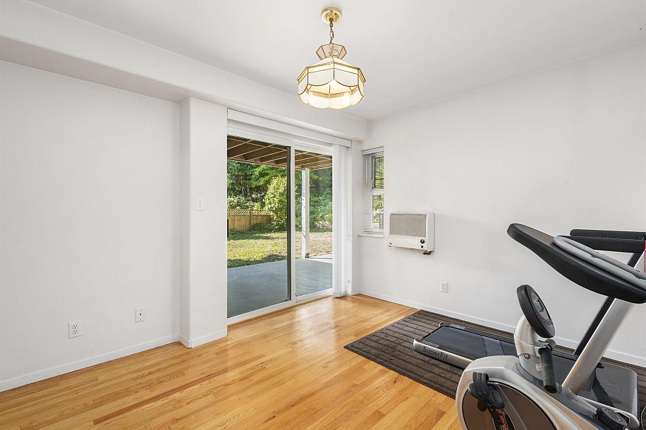 1224 W 23rd Street North Vancouver, BC - 30