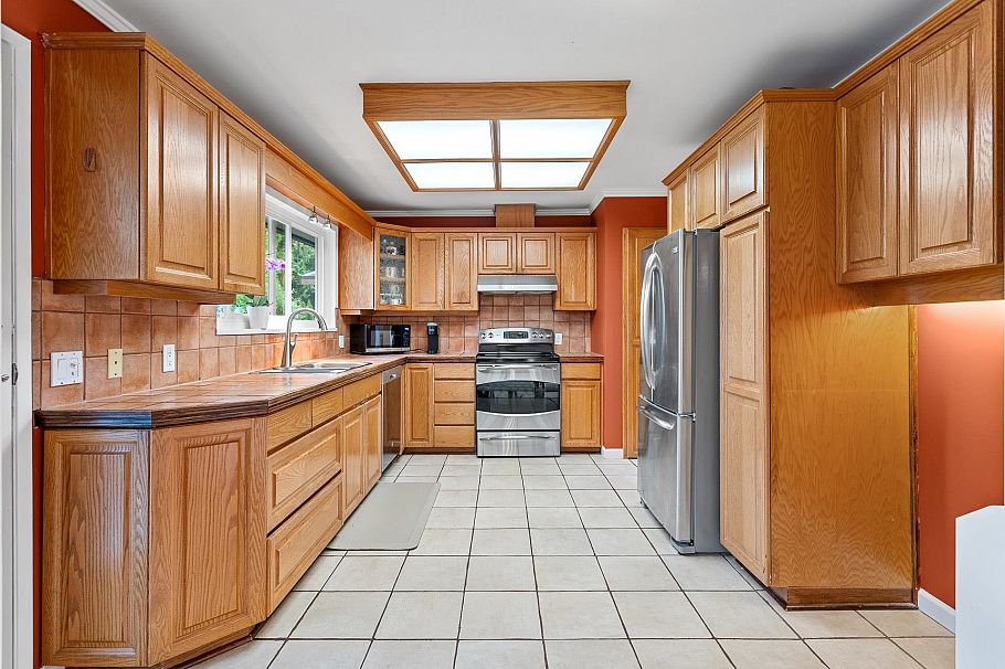 1549 Lynn Valley Road North Vancouver, BC - 9