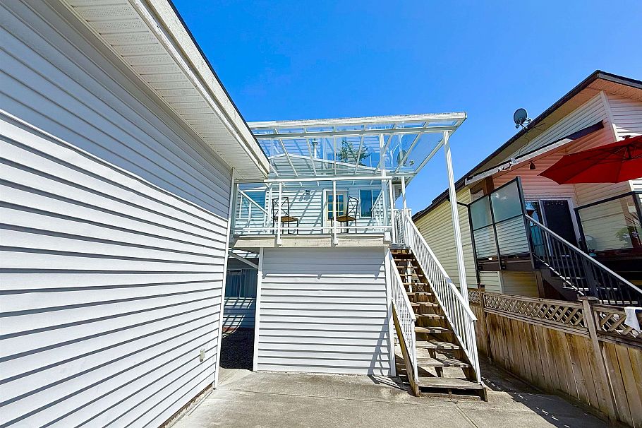 1717 Tatlow Avenue North Vancouver, BC - 21