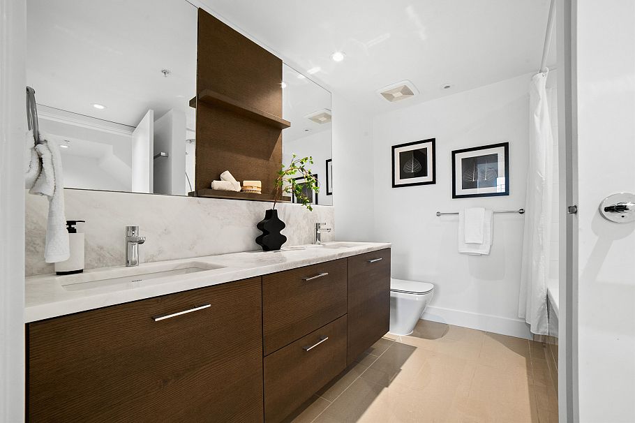 7458 Granville Street Vancouver, BC - 18