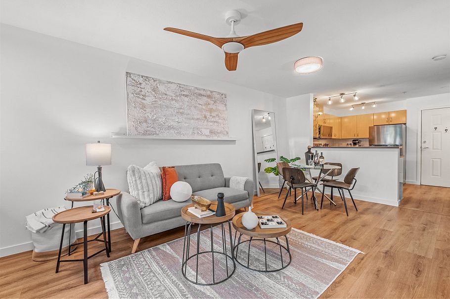 305 305 Lonsdale Avenue North Vancouver, BC - 1