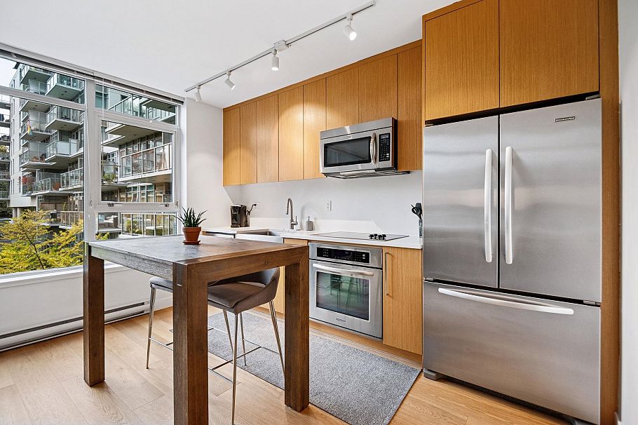 365 250 E 6th Avenue Vancouver, BC - 3