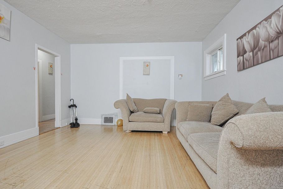 1342 E 24th Avenue Vancouver, BC - 4