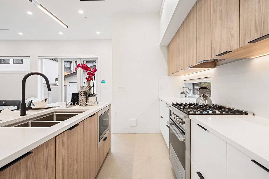 2140 E 20th Avenue Vancouver, BC - 9