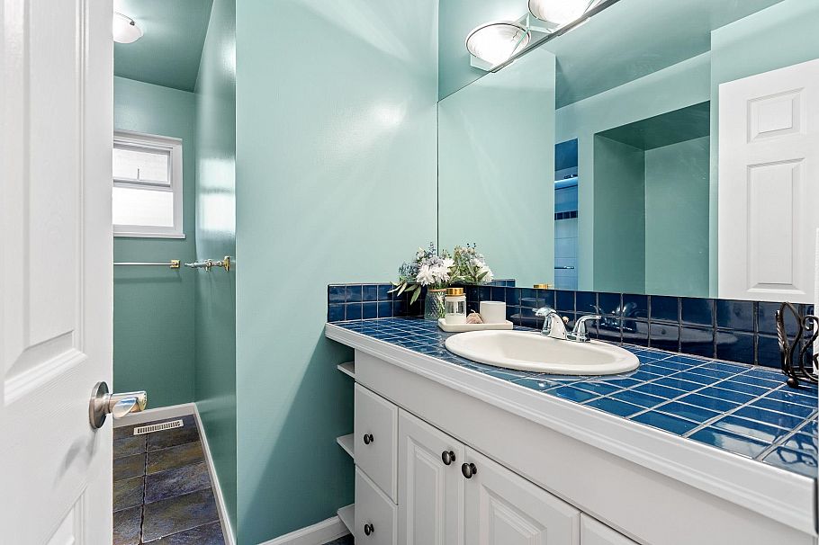 1549 Lynn Valley Road North Vancouver, BC - 35