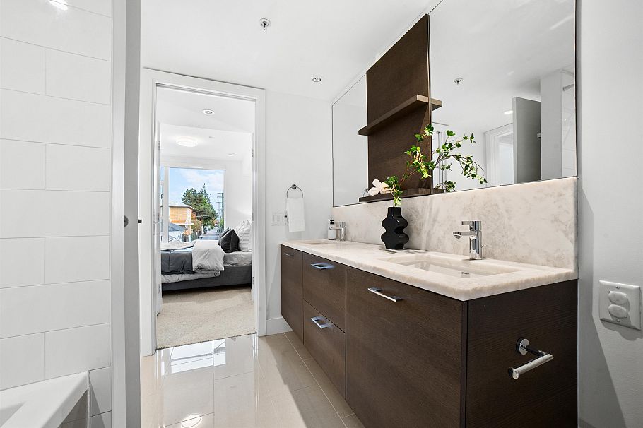 7458 Granville Street Vancouver, BC - 20