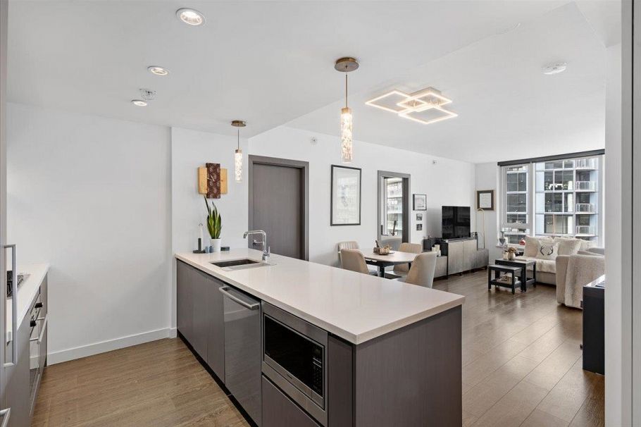 1611 68 Smithe Street Vancouver, BC - 2