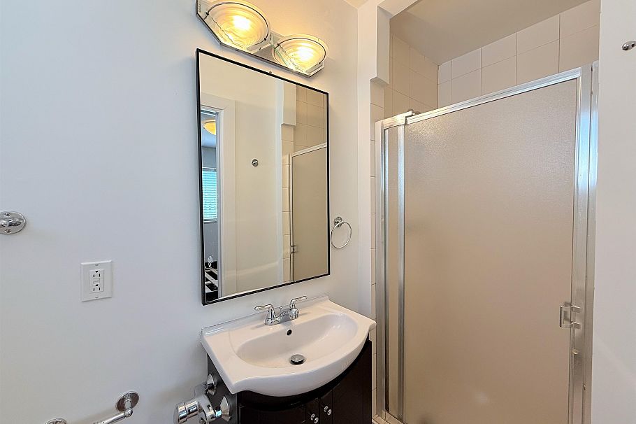 1717 Tatlow Avenue North Vancouver, BC - 28