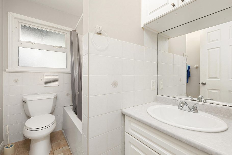 1224 W 23rd Street North Vancouver, BC - 20